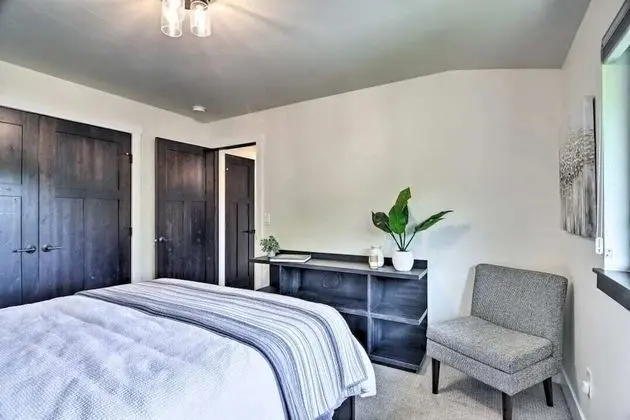 Ev, Birden Çok Yatak, Veranda, Bahçe Manzaralı (327 N. Loomis Ave*)