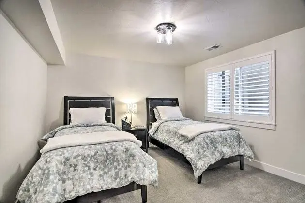 Ev, Birden Çok Yatak, Veranda, Bahçe Manzaralı (327 N. Loomis Ave*)