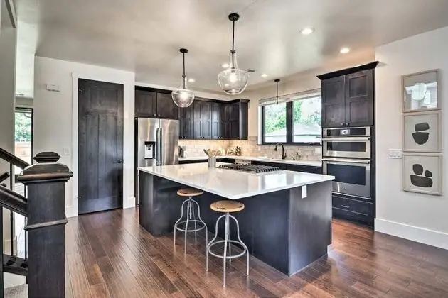 Ev, Birden Çok Yatak, Veranda, Bahçe Manzaralı (327 N. Loomis Ave*)