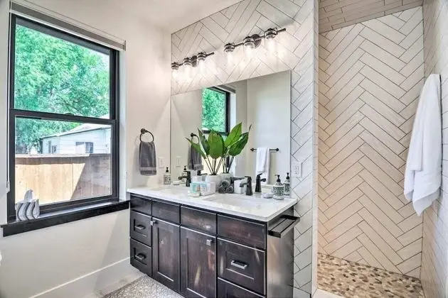 Ev, Birden Çok Yatak, Veranda, Bahçe Manzaralı (327 N. Loomis Ave*)