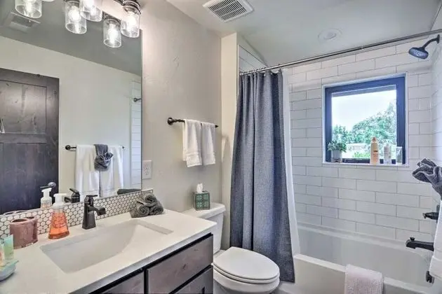 Ev, Birden Çok Yatak, Veranda, Bahçe Manzaralı (327 N. Loomis Ave*)