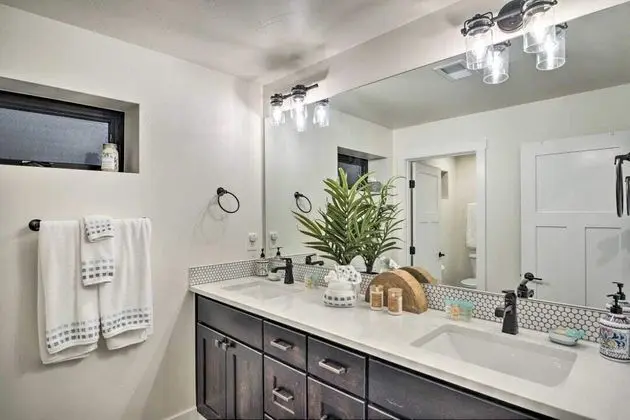 Ev, Birden Çok Yatak, Veranda, Bahçe Manzaralı (327 N. Loomis Ave*)