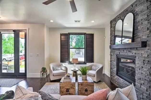 Ev, Birden Çok Yatak, Veranda, Bahçe Manzaralı (327 N. Loomis Ave*)