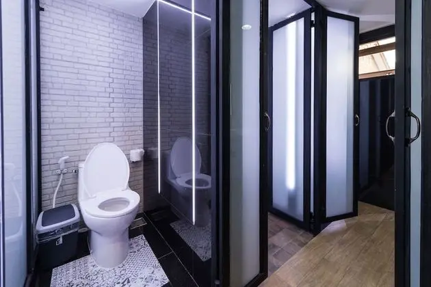 10-Bed Mixed Dormitory with Shared Bathroom