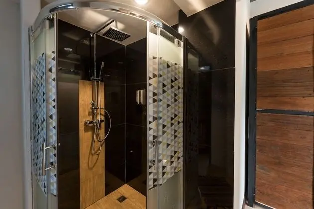 4-Bed Female Dormitory with Shared Bathroom