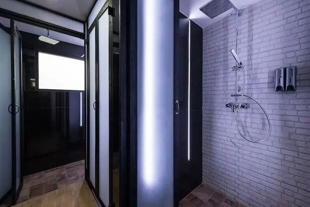 6-bed Female Dormitory with Shared Bathroom