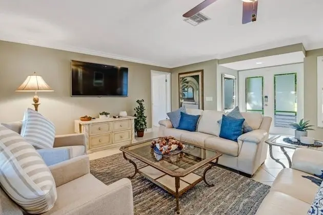 Ev (3318 SE 18TH PL)