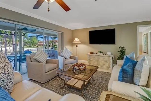 Ev (3318 SE 18TH PL)