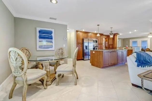 Ev (3318 SE 18TH PL)