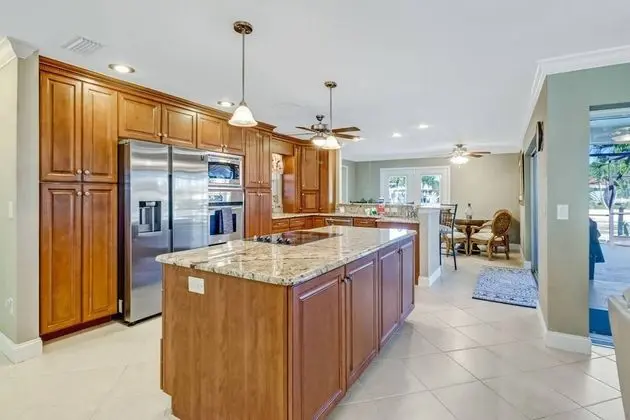 Ev (3318 SE 18TH PL)