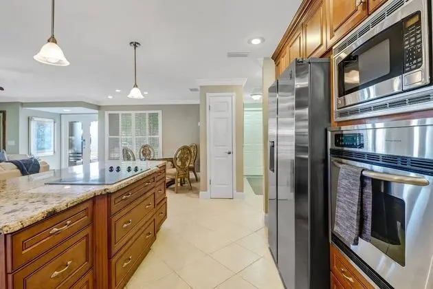 Ev (3318 SE 18TH PL)