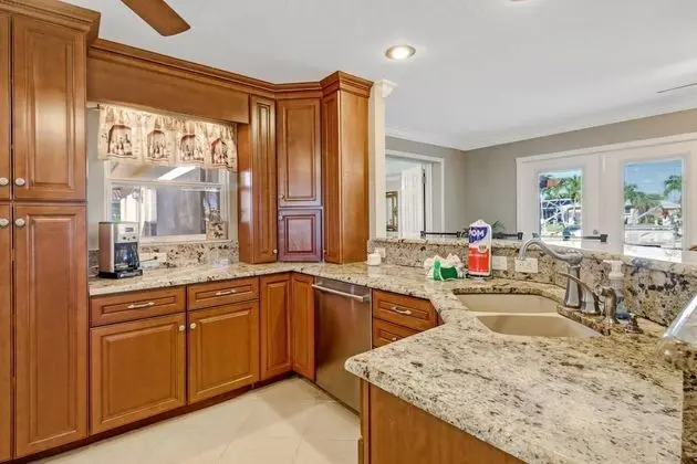 Ev (3318 SE 18TH PL)