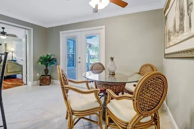 Ev (3318 SE 18TH PL)