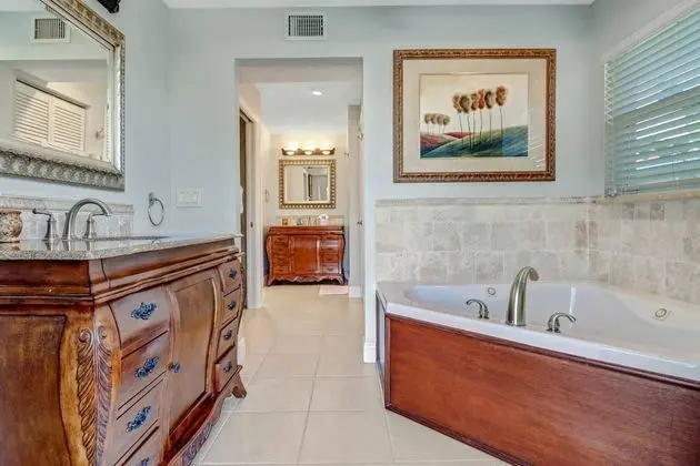 Ev (3318 SE 18TH PL)