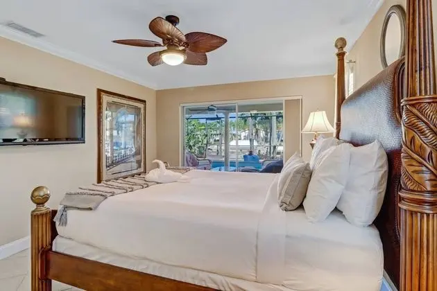 Ev (3318 SE 18TH PL)