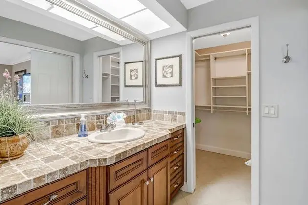 Ev (3318 SE 18TH PL)