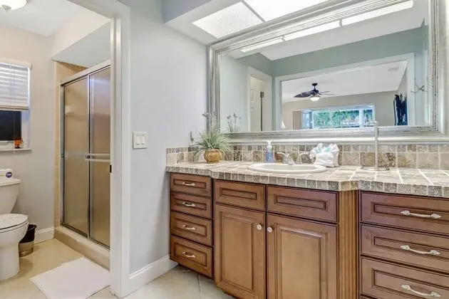 Ev (3318 SE 18TH PL)