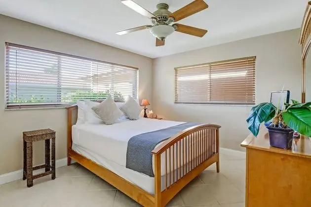 Ev (3318 SE 18TH PL)