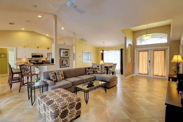 Ev (3513 SW 29th Ave)