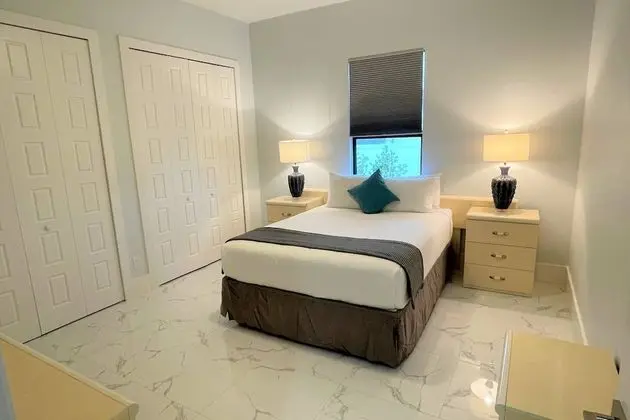 Ev (3915 Gulfstream Pkwy)