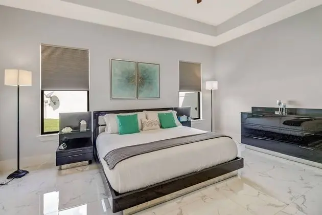 Ev (3915 Gulfstream Pkwy)