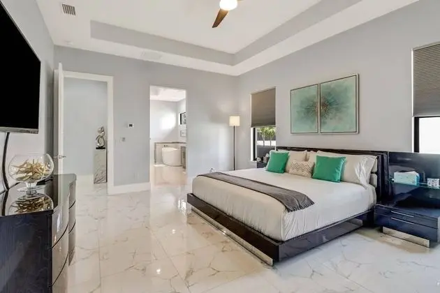 Ev (3915 Gulfstream Pkwy)