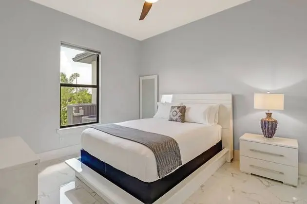 Ev (3915 Gulfstream Pkwy)