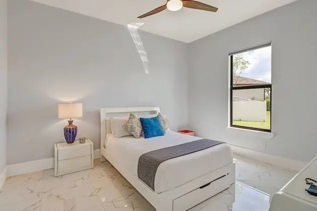 Ev (3915 Gulfstream Pkwy)