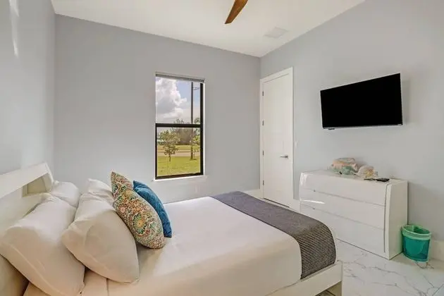 Ev (3915 Gulfstream Pkwy)