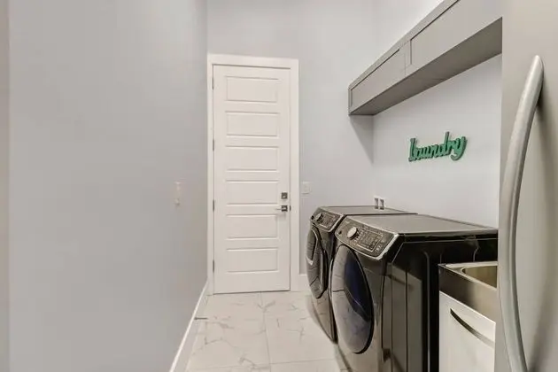 Ev (3915 Gulfstream Pkwy)