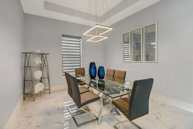 Ev (3915 Gulfstream Pkwy)