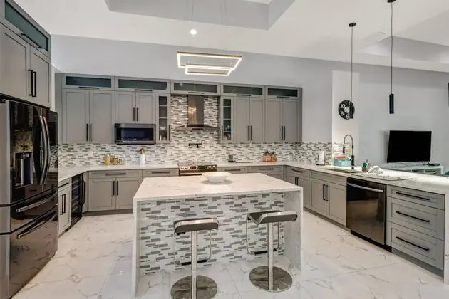 Ev (3915 Gulfstream Pkwy)