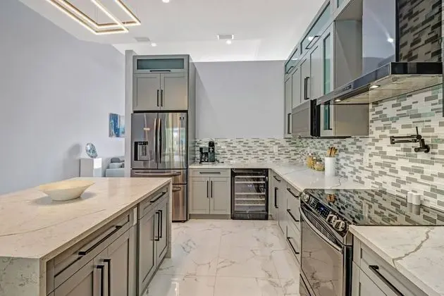 Ev (3915 Gulfstream Pkwy)