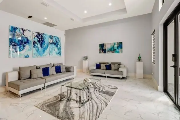 Ev (3915 Gulfstream Pkwy)