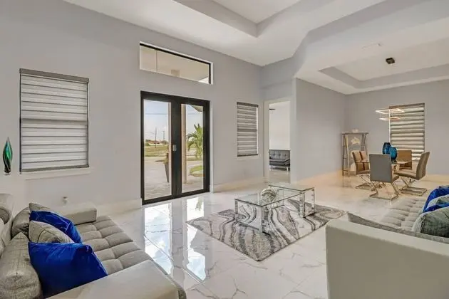 Ev (3915 Gulfstream Pkwy)