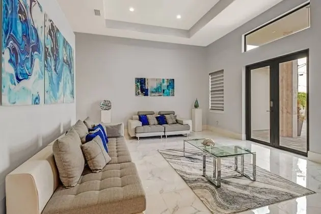 Ev (3915 Gulfstream Pkwy)
