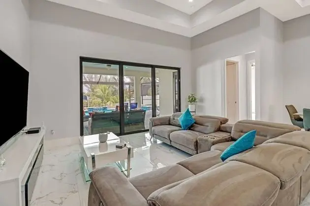 Ev (3915 Gulfstream Pkwy)
