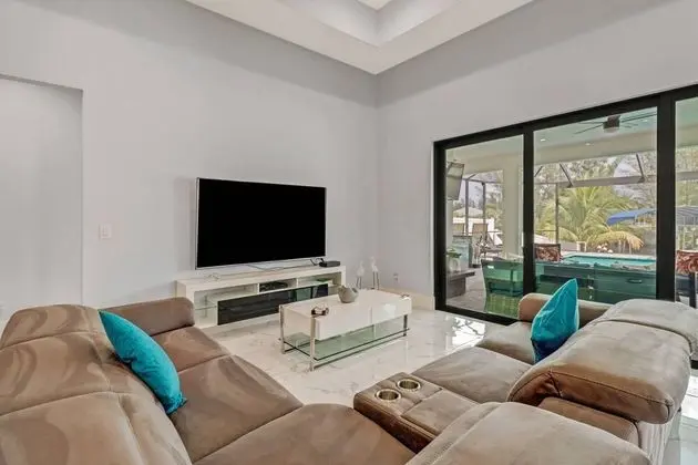 Ev (3915 Gulfstream Pkwy)