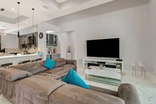 Ev (3915 Gulfstream Pkwy)