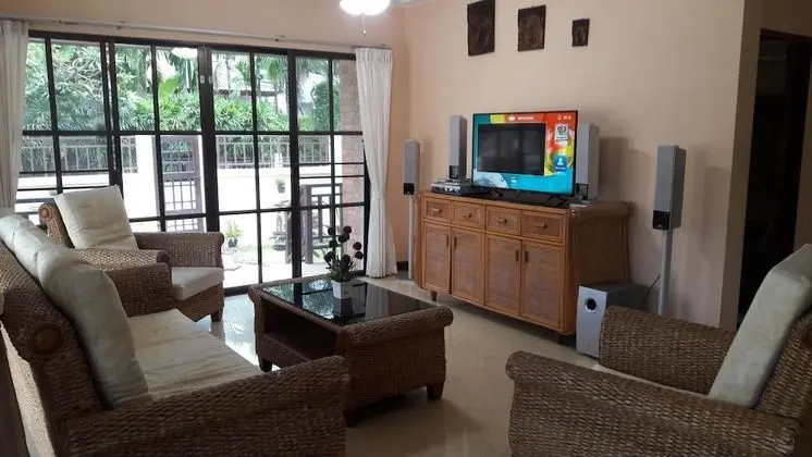 4 Bedrooms  (Not Incl.Electricity)