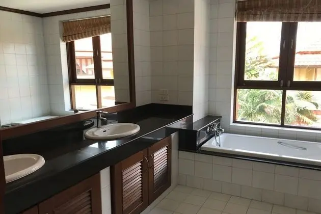 4 Bedrooms Villa