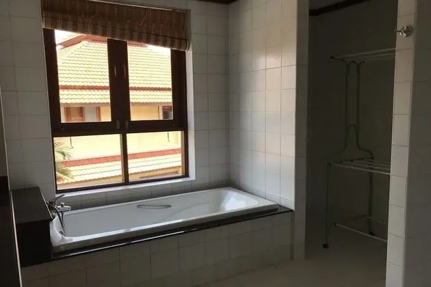 4 Bedrooms Villa