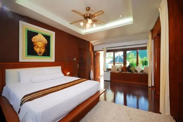 4 Bedrooms Villa