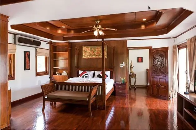 4 Bedrooms Villa