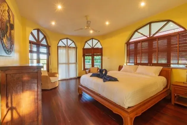 4 Bedrooms Villa