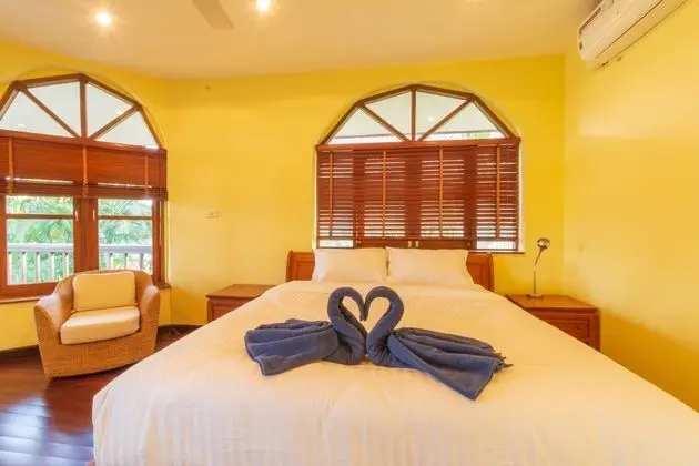 4 Bedrooms Villa