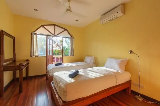 4 Bedrooms Villa
