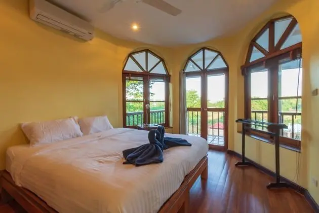 4 Bedrooms Villa