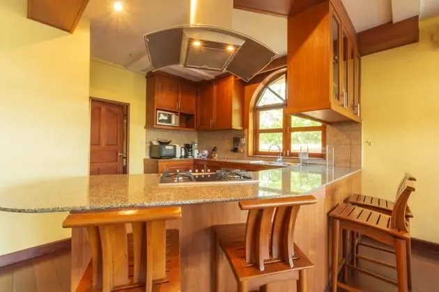 4 Bedrooms Villa