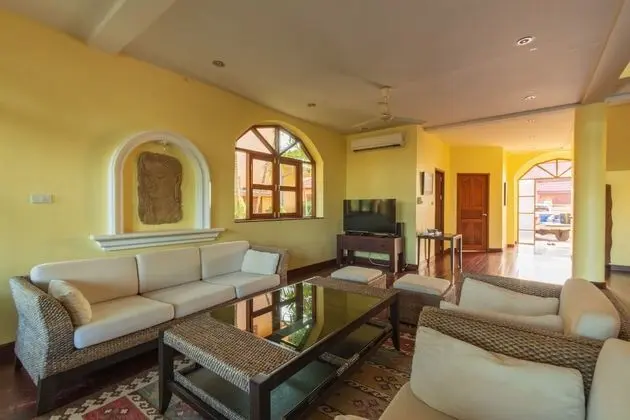4 Bedrooms Villa